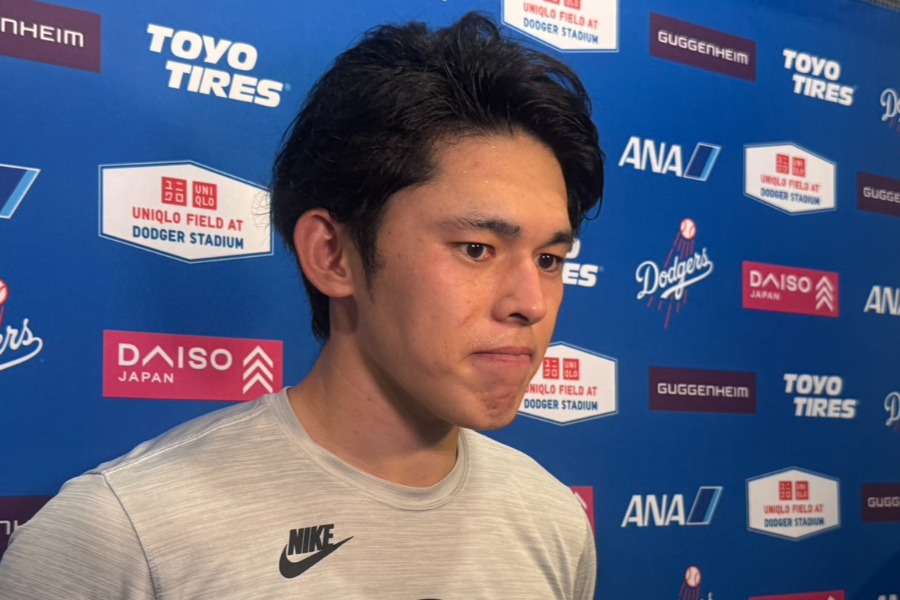 試合後、取材に応じるドジャース・佐々木朗希【写真:上野明洸】