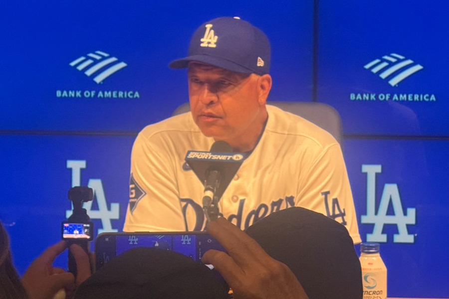 試合後、取材に応じたドジャースのデーブ・ロバーツ監督【写真：上野明洸】