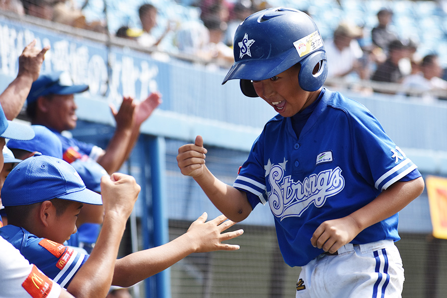 決勝戦3回に同点に追いつき盛り上がる長曽根ストロングスナイン【写真:高橋幸司】