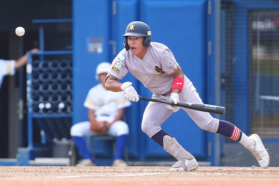先制のスクイズを決めた青森山田リトルシニア・八戸颯士【写真：小林靖】