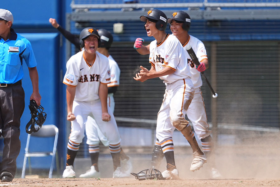 5回に井端巧の犠飛で生還した多摩川ボーイズ・薄田翔太【写真：小林靖】