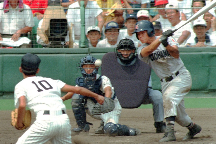 1998年夏の準決勝、明徳義塾戦で中前打を放った横浜・後藤武敏【写真:産経新聞社】