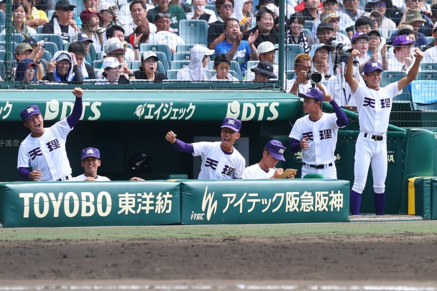 高川学園に逆転勝利して8強入りを決めた天理ナイン【写真：加治屋友輝】