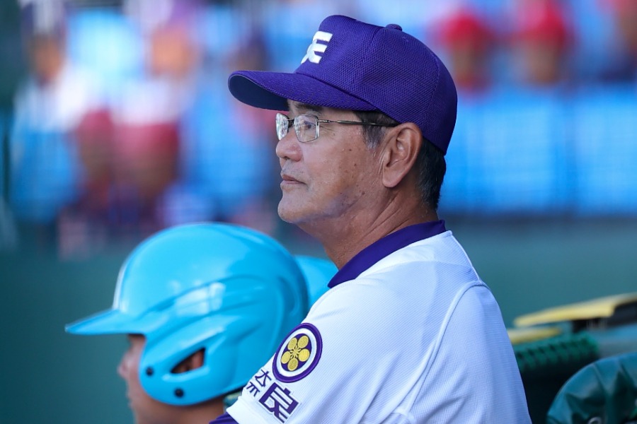 戦況を見つめる天理・藤原忠理監督【写真：加治屋友輝】