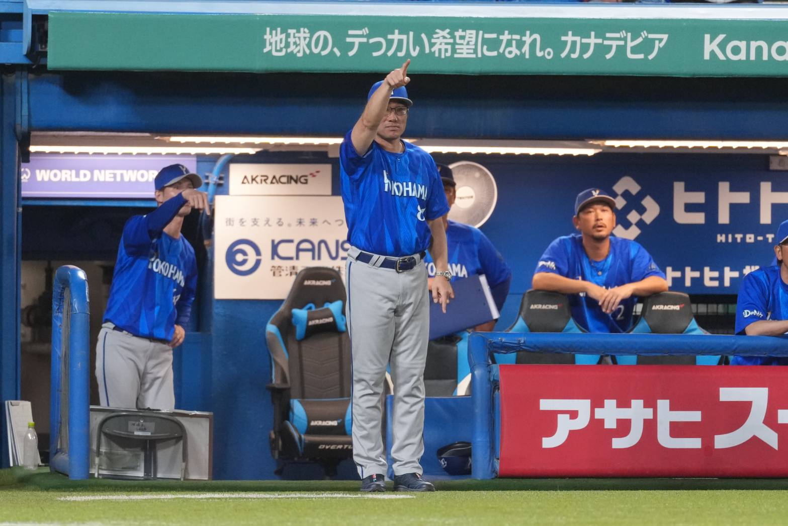 リプレー検証を要求するDeNA・相川亮二監督【写真：井上学】