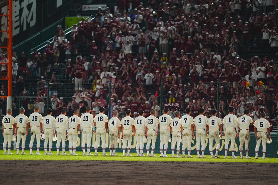 大応援団も選手の背中を後押しした【写真:加治屋友輝】