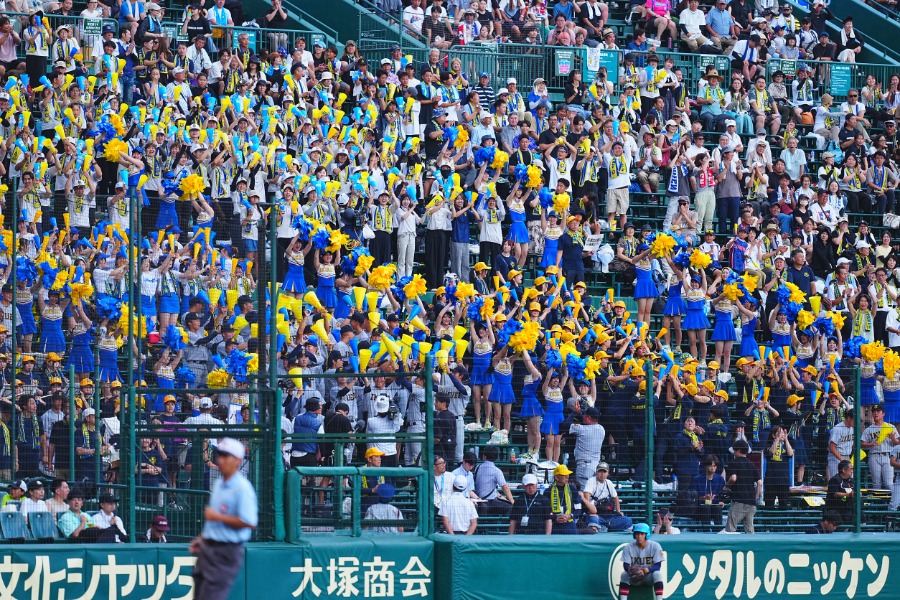 15日の試合で選手に声援を送る仙台育英のアルプス【写真:荒川祐史】