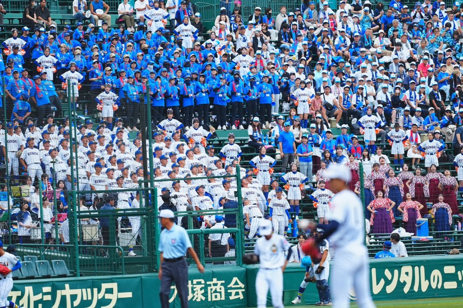 佐野日大戦で選手に大声援を送る健大高崎アルプス【写真:荒川祐史】
