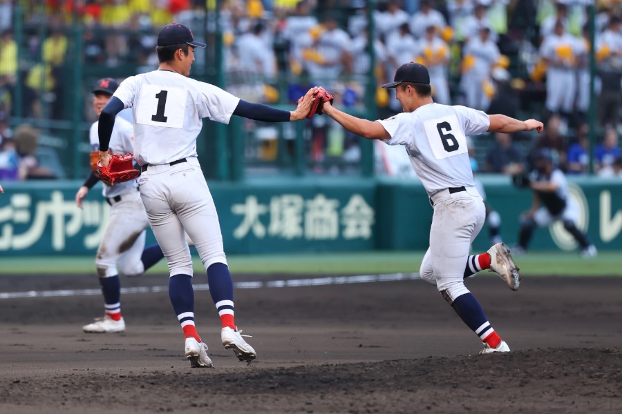 好守を見せた横浜・池田聖摩（右）と称える織田翔希【写真：加治屋友輝】