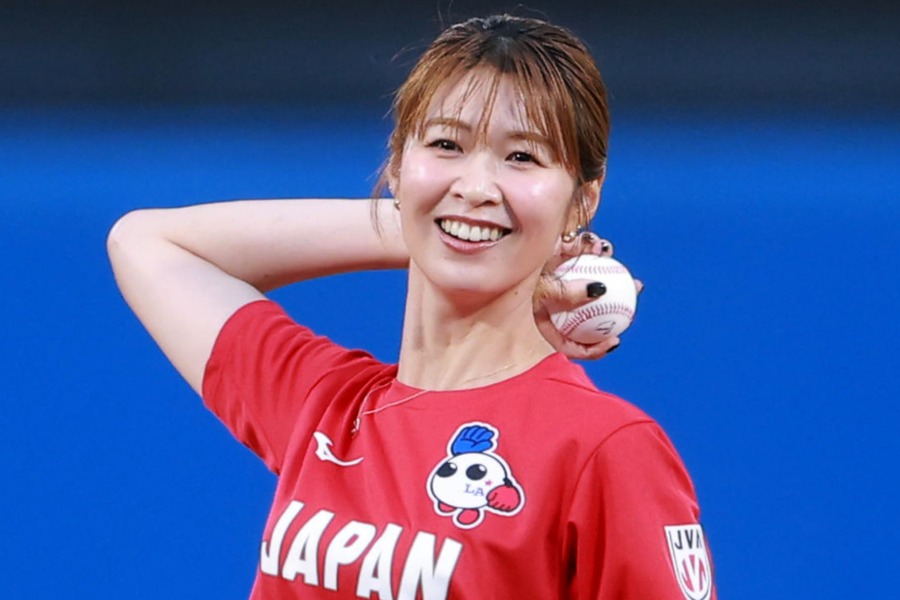 始球式に登場したバレーボール女子の元日本代表である木村沙織さん【写真:産経新聞社】