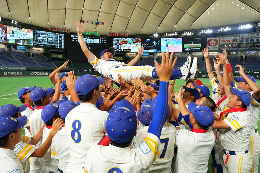 4年ぶり優勝を決め石崎学監督を胴上げする取手シニアナイン【写真：イワモトアキト】