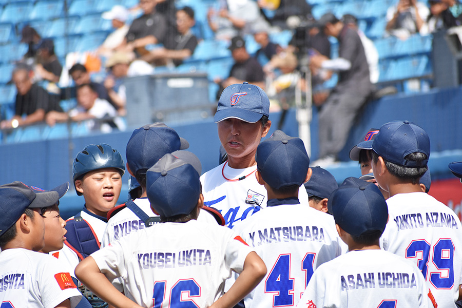 決勝戦、ベンチ前で選手たちに「攻め続けるぞ」と声をかける辻監督【写真：高橋幸司】
