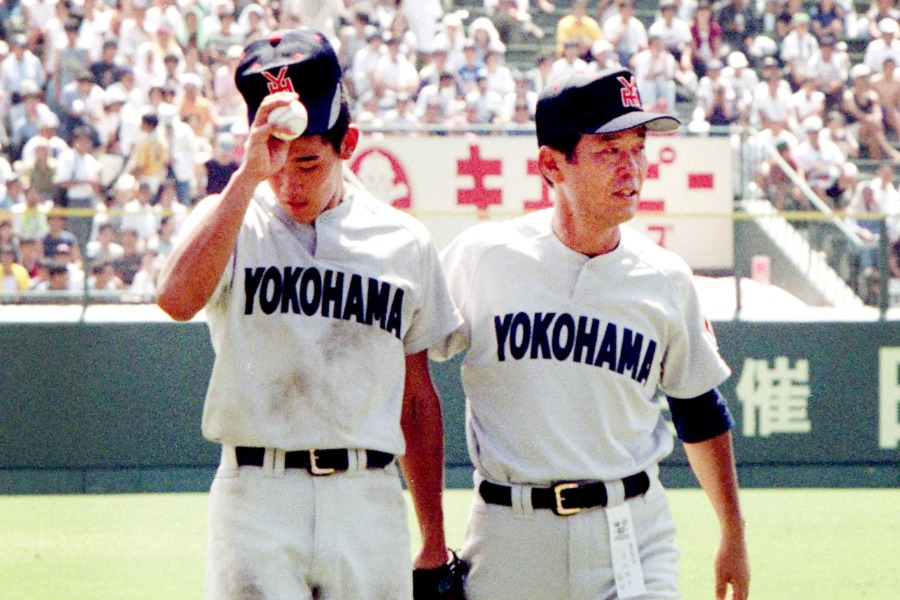 準々決勝のPL学園戦を終え、250球投げた松坂大輔（左）をねぎらう横浜・渡辺元智監督【写真：アフロ】