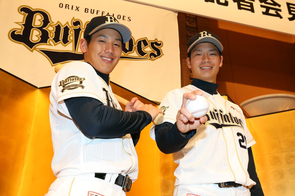 ドラフト1位で入団したオリックス時代の吉田正尚（左）【写真提供：産経新聞社】