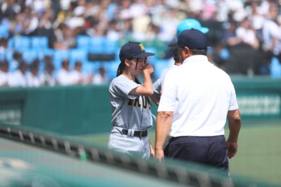 仙台育英・星よつはマネジャーは涙　ナインを称える→甲子園の土を集める…清々しい振る舞い