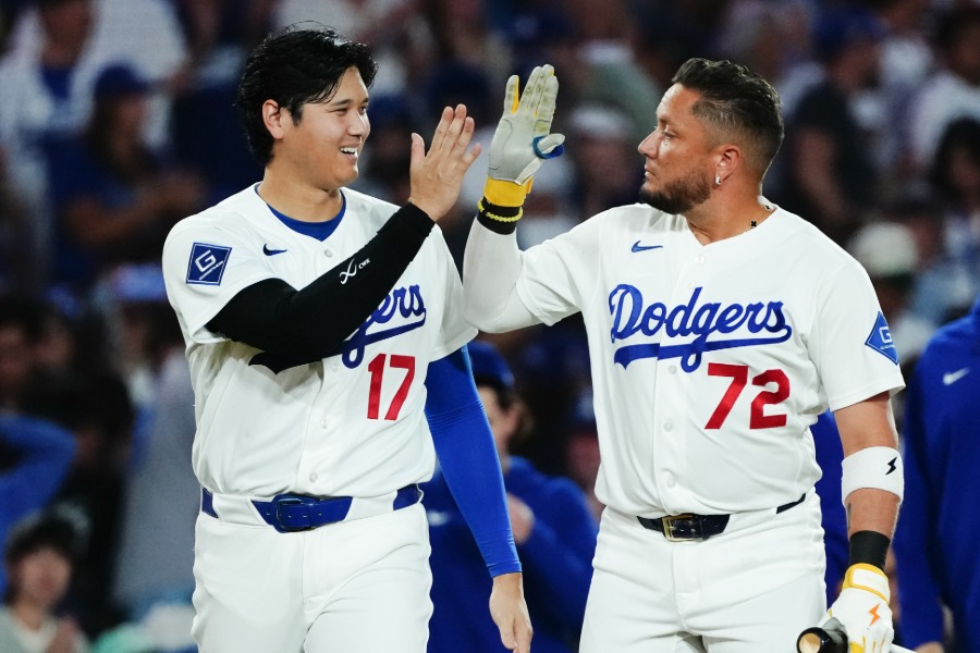 ドジャース・大谷翔平（左）とミゲル・ロハス【写真：黒澤崇】