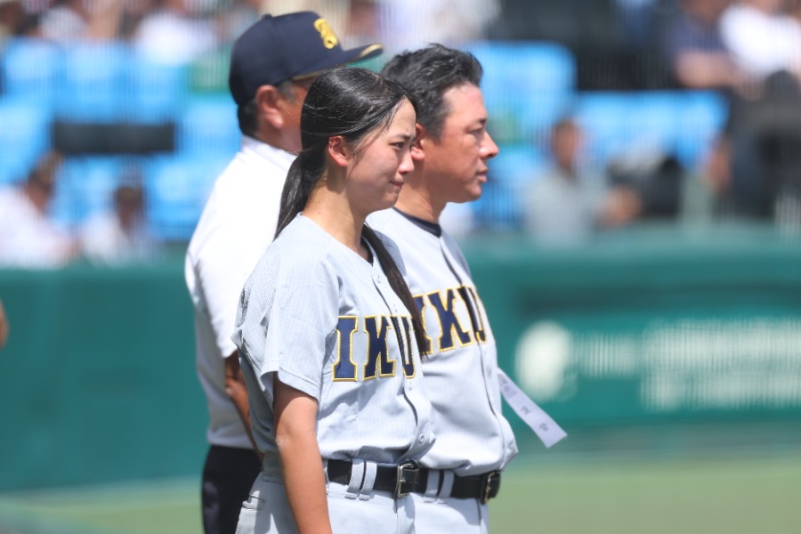 涙をこらえる仙台育英・星よつはマネジャー（手前）と須江航監督【写真：加治屋友輝】