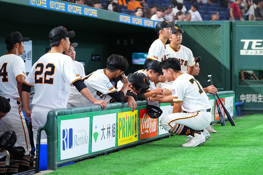悔しさ滲むナインを片岡監督は称えた【写真：イワモトアキト】