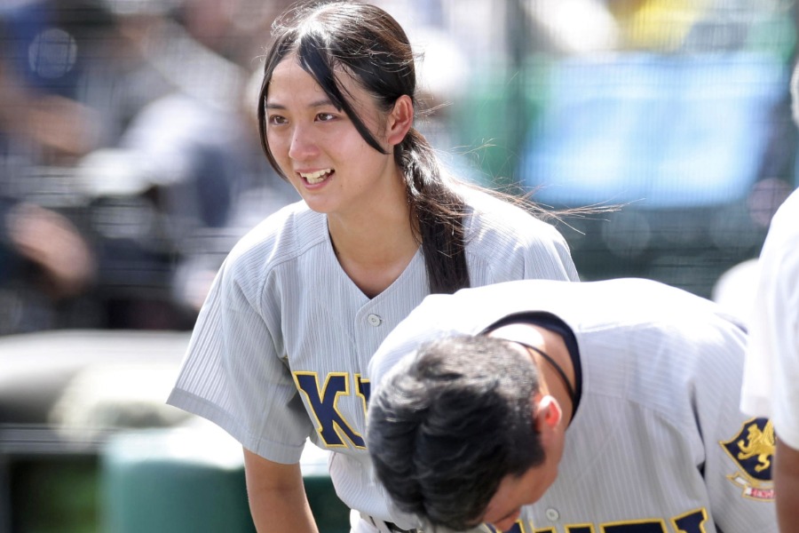 試合後、相手チームに挨拶をする仙台育英・星よつはマネジャー【写真：アフロ】