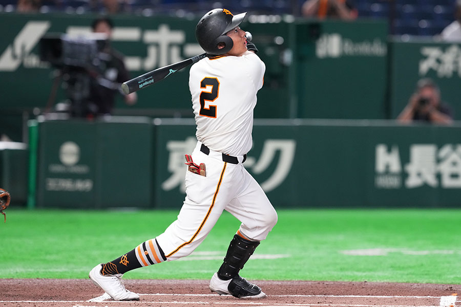 父・弘和氏が巨人で背負った2番を選びプレーした【写真：イワモトアキト】