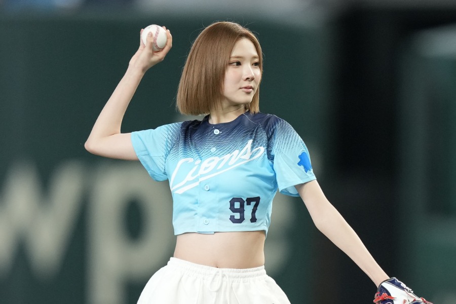 始球式を行ったHearts2Heartsのジウさん【写真提供:産経新聞社】