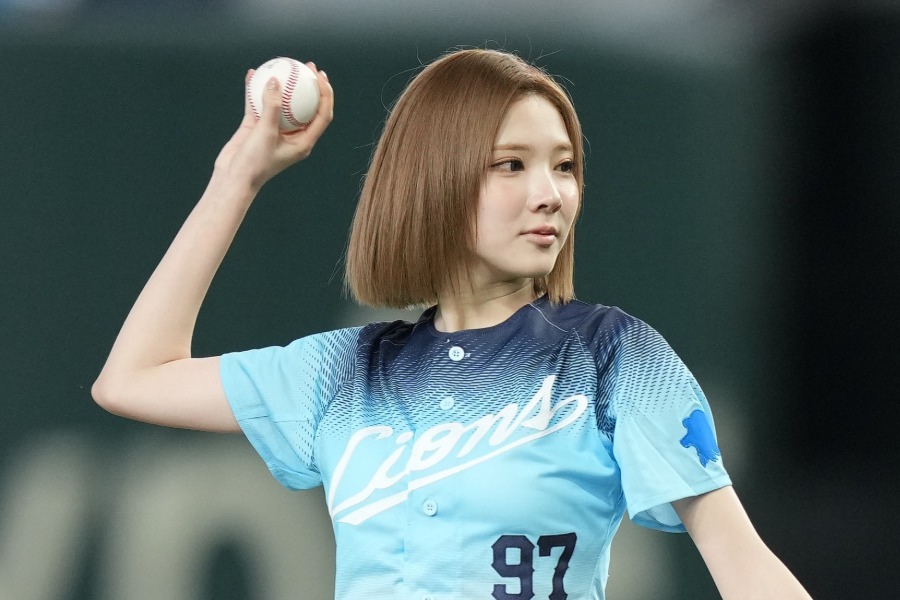 始球式を行ったHearts2Heartsのジウさん【写真提供：産経新聞社】