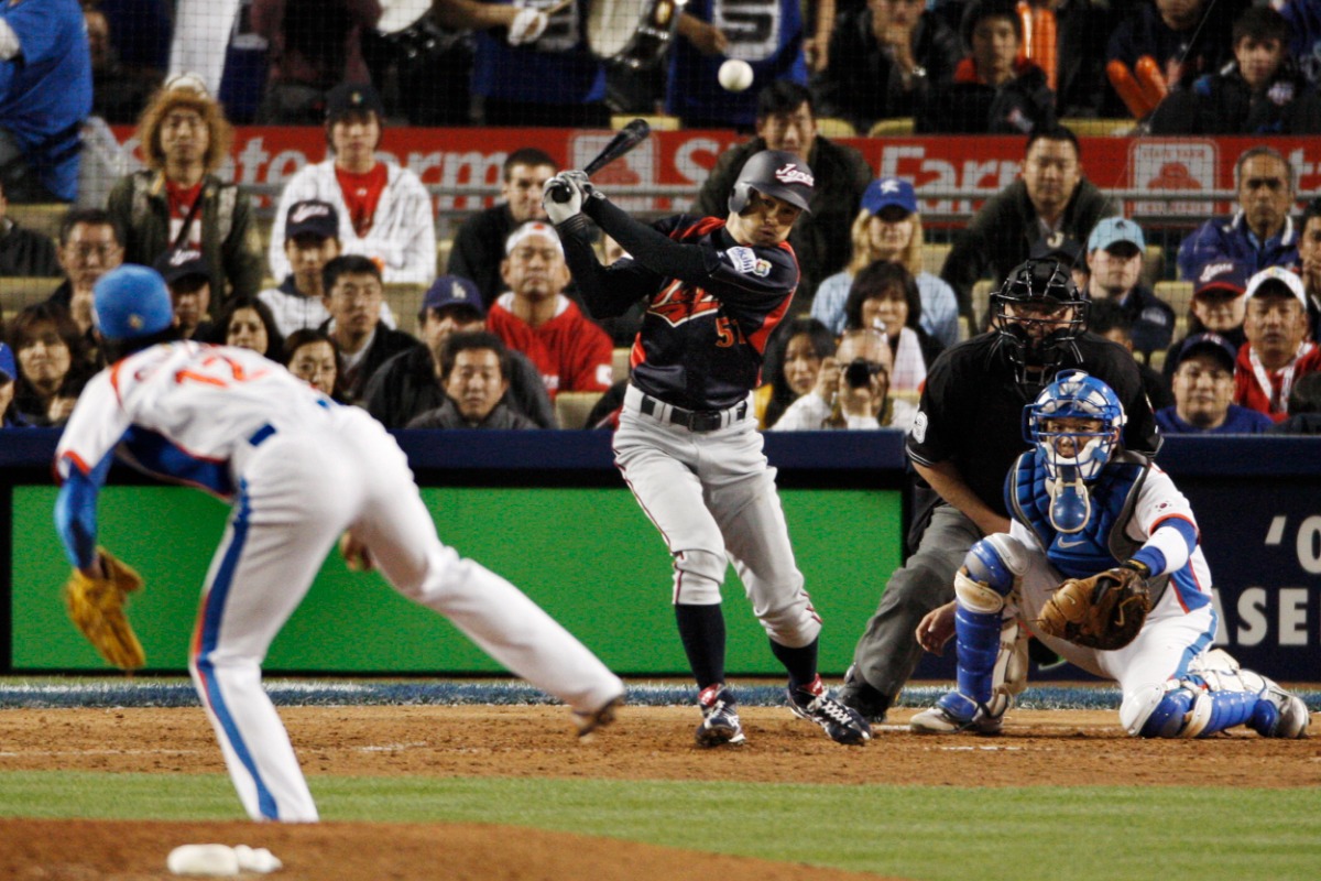 2009年のWBC決勝で10回に決勝2点適時打を放つイチロー【写真：アフロ】