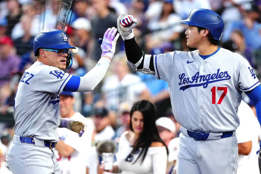 ロッキーズ戦で2号を放ったドジャースのエンリケ・ヘルナンデス(左)を迎える大谷翔平【写真:黒澤崇】