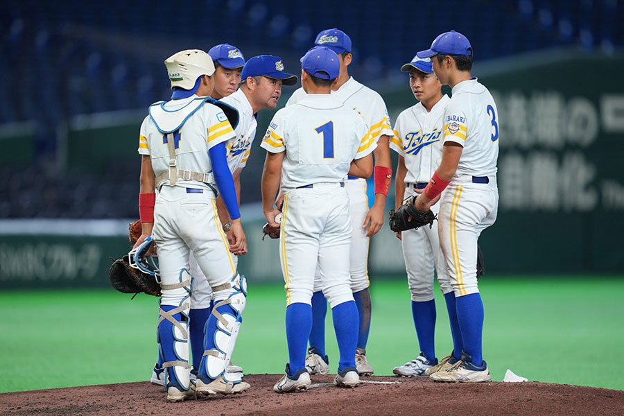 マウンドでナインに声をかける石崎学監督【写真:イワモトアキト】