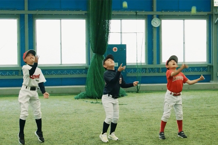 ボールハンドリングを行う子どもたち【写真：編集部】