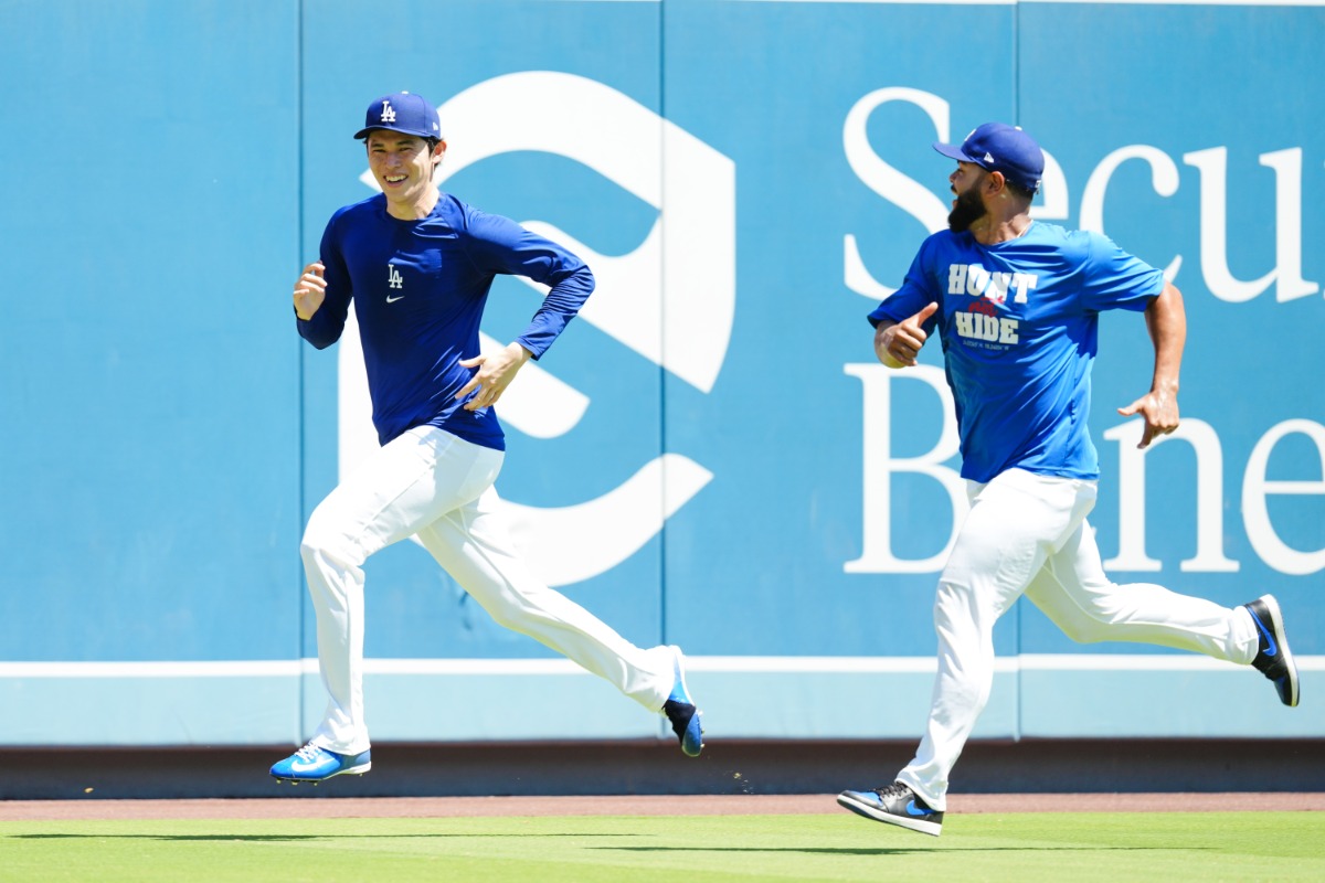 一緒にランニングを行う佐々木とマルテさん【写真：黒澤崇】
