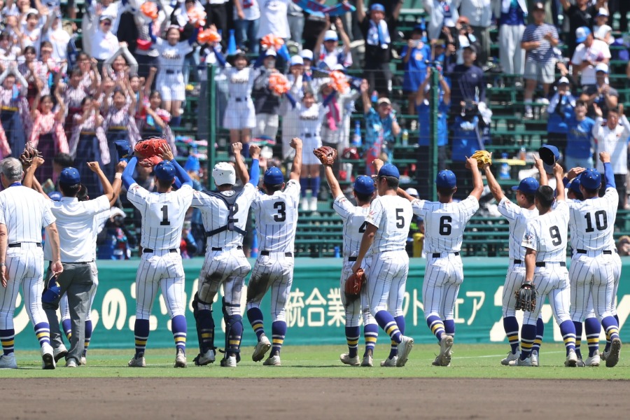 決勝進出を決めた健大高崎ナイン【写真:加治屋友輝】
