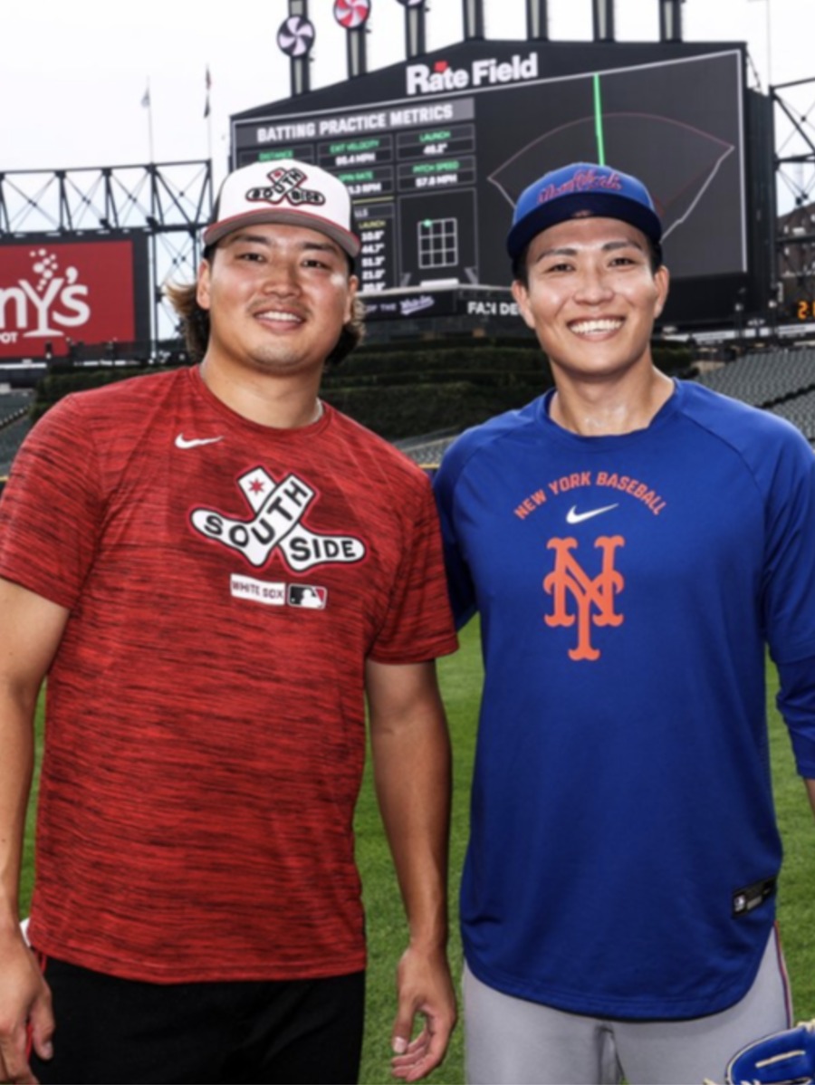 村上と千賀の2ショット写真(写真は球団公式Xより)