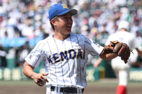 甲子園決勝で超絶美技「プロ顔負け」「カープの菊池」　しかも2年生…SNS騒然
