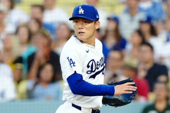 山本由伸がマウンド上で唖然→満面の笑み　目の前で起きた“衝撃美技”…ド軍実況「敬礼を」