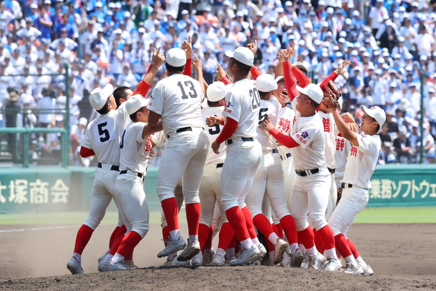 優勝した智弁和歌山ナイン【写真：加治屋友輝】