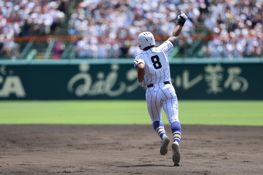 8回に2ランを放った健大高崎・石田雄星【写真：加治屋友輝】