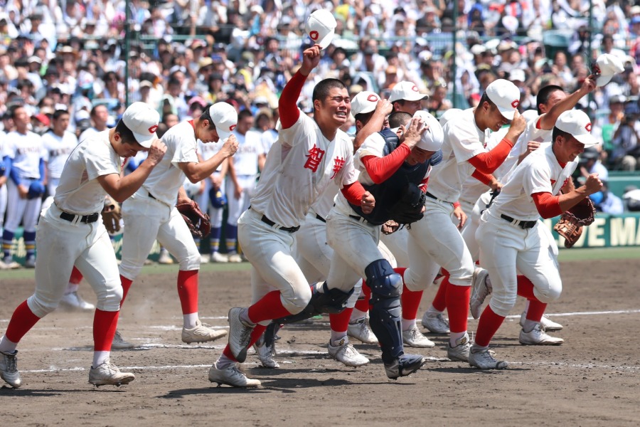 優勝した智弁和歌山ナイン【写真：加治屋友輝】