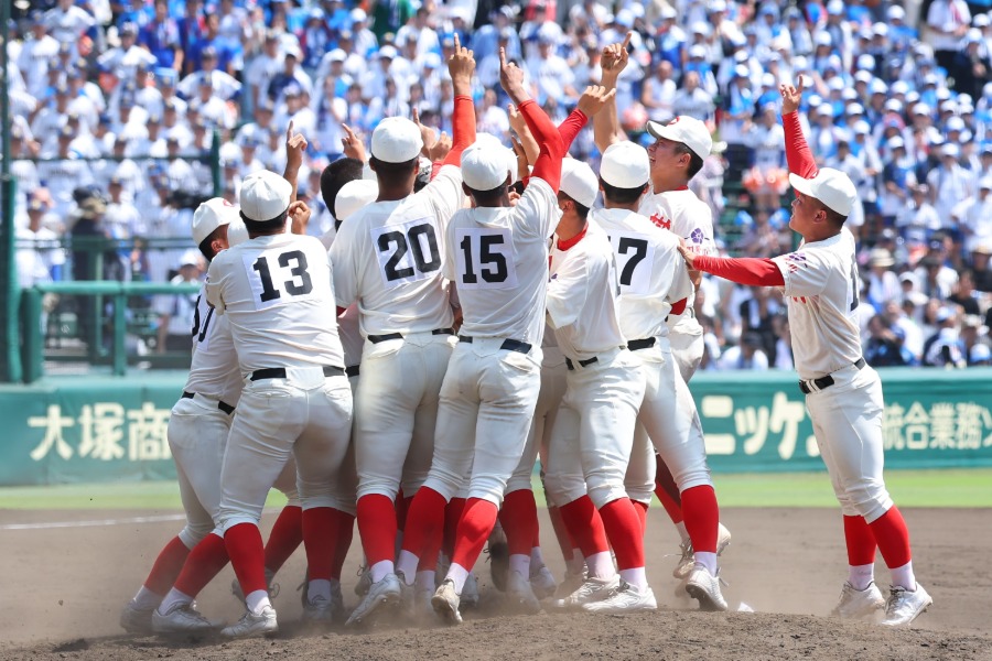 優勝した智弁和歌山ナイン【写真：加治屋友輝】