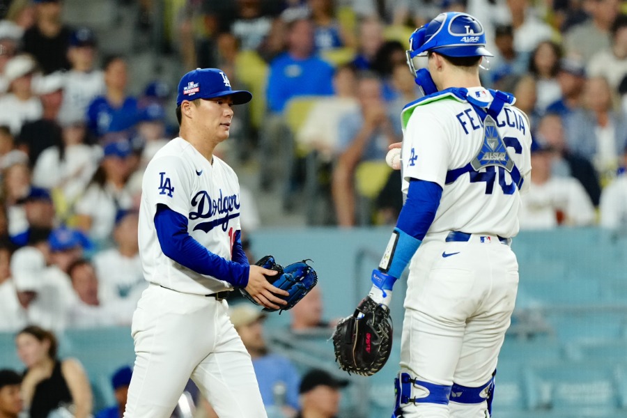 パイレーツ戦に先発したドジャース・山本由伸（左）とハンター・フェドゥーシア【写真：黒澤崇】