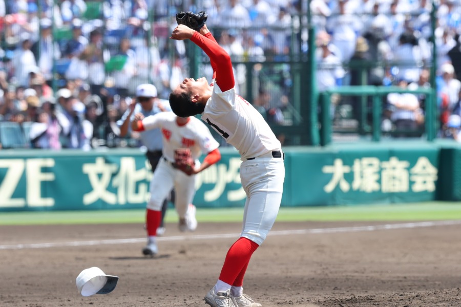 5年ぶり4度目の優勝を果たした智弁和歌山ナイン【写真：加治屋友輝】