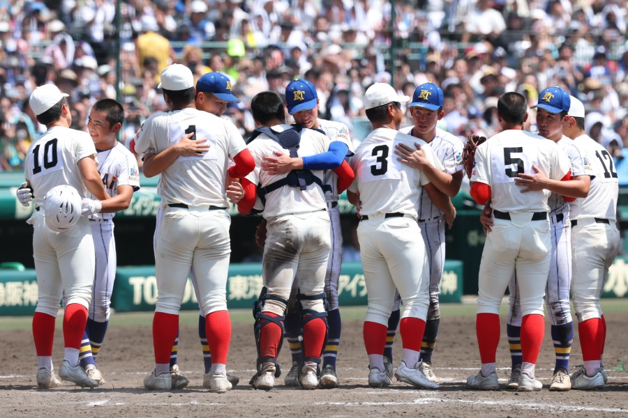 試合後、挨拶を交わす両校ナイン【写真：加治屋友輝】