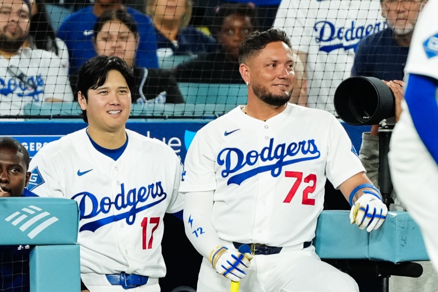 ドジャース・大谷翔平（左）とミゲル・ロハス【写真：黒澤崇】