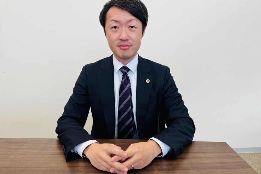 遊学館OBで現在は弁護士として活躍する高根和也さん【写真：町田利衣】