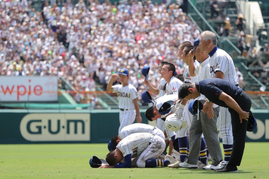 試合後、三塁側アルプスの大応援団に挨拶をする健大高崎ナイン【写真:アフロ】