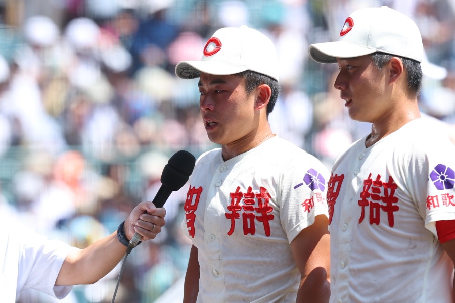 優勝インタビューを受けた智弁和歌山・松本虎太郎【写真:加治屋友輝】