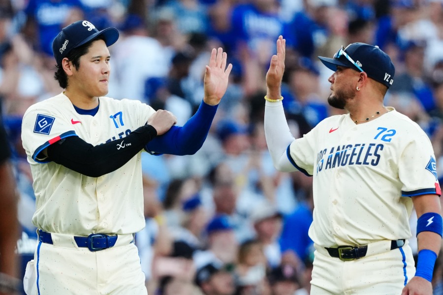 ドジャース・大谷翔平(左)とミゲル・ロハス【写真:黒澤崇】