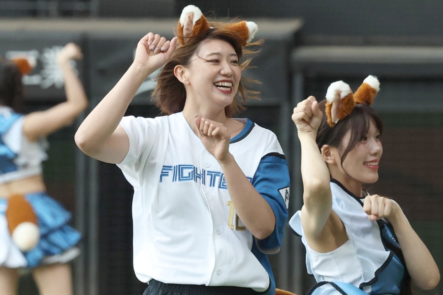 野中瑠衣（姫路）さんが「きつねダンス」を披露した【写真提供：産経新聞社】