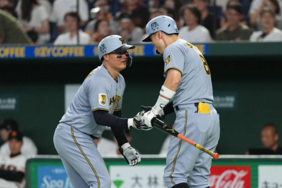阪神・森下翔太（左）と佐藤輝明【写真：井上学】