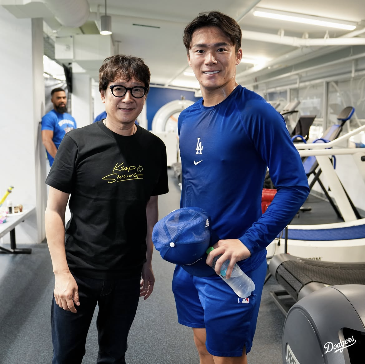 球団公式インスタグラムが公開した俳優のキー・ホイ・クァンさん（左）と山本由伸（画像はスクリーンショット）